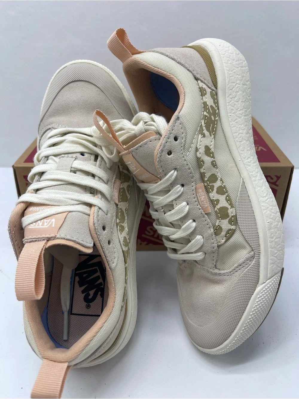 Vans WMNS Ultrarange Exo Se
Groovy Floral Khaki
VN0A4UWMKHK Sneakers - Picture 9 of 16